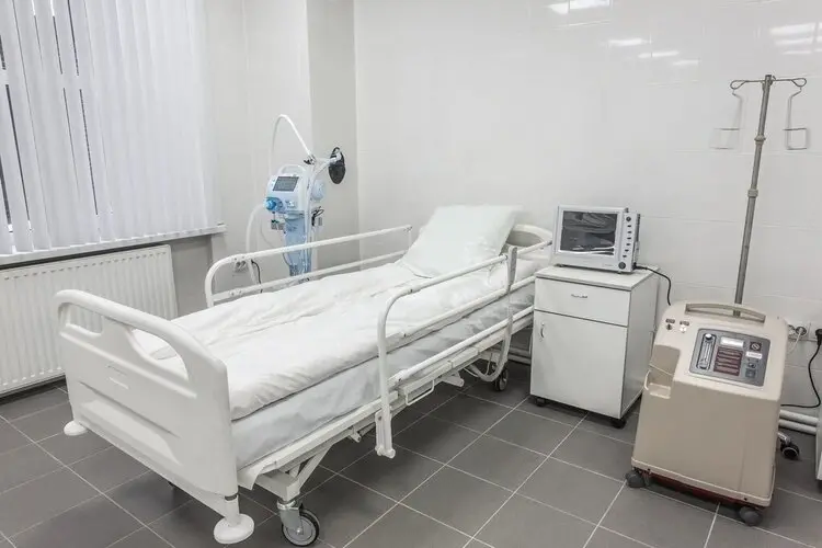 кровать в больничной палате